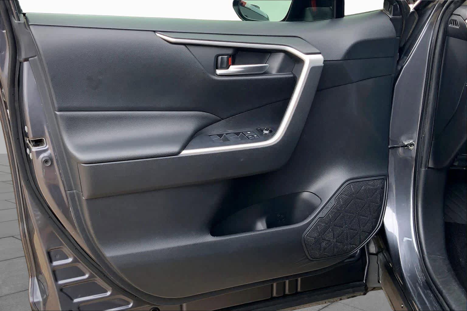 Used 2020 Toyota RAV4 XLE Premium FWD image 22