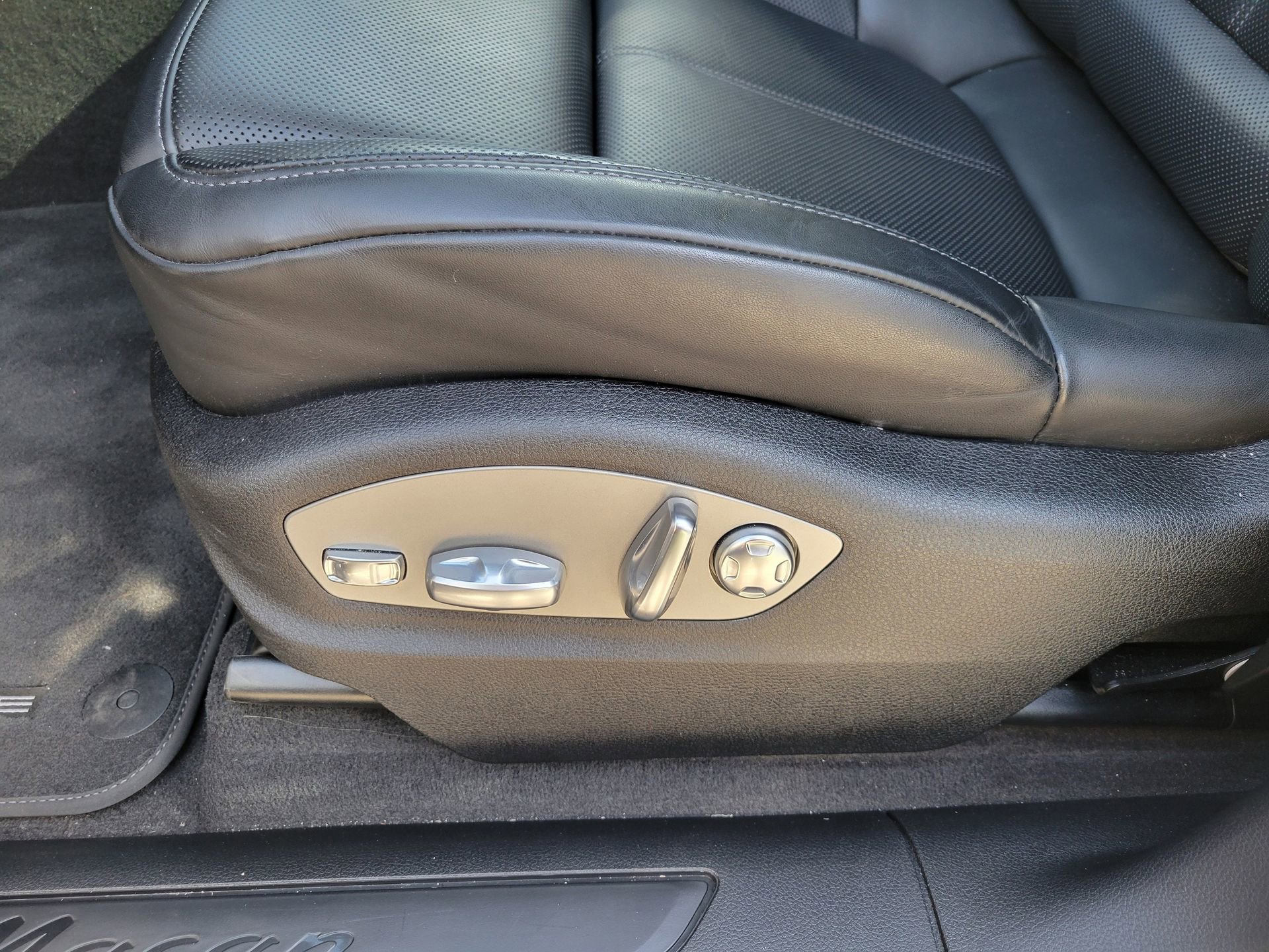 Used 2025 Porsche Macan image 26