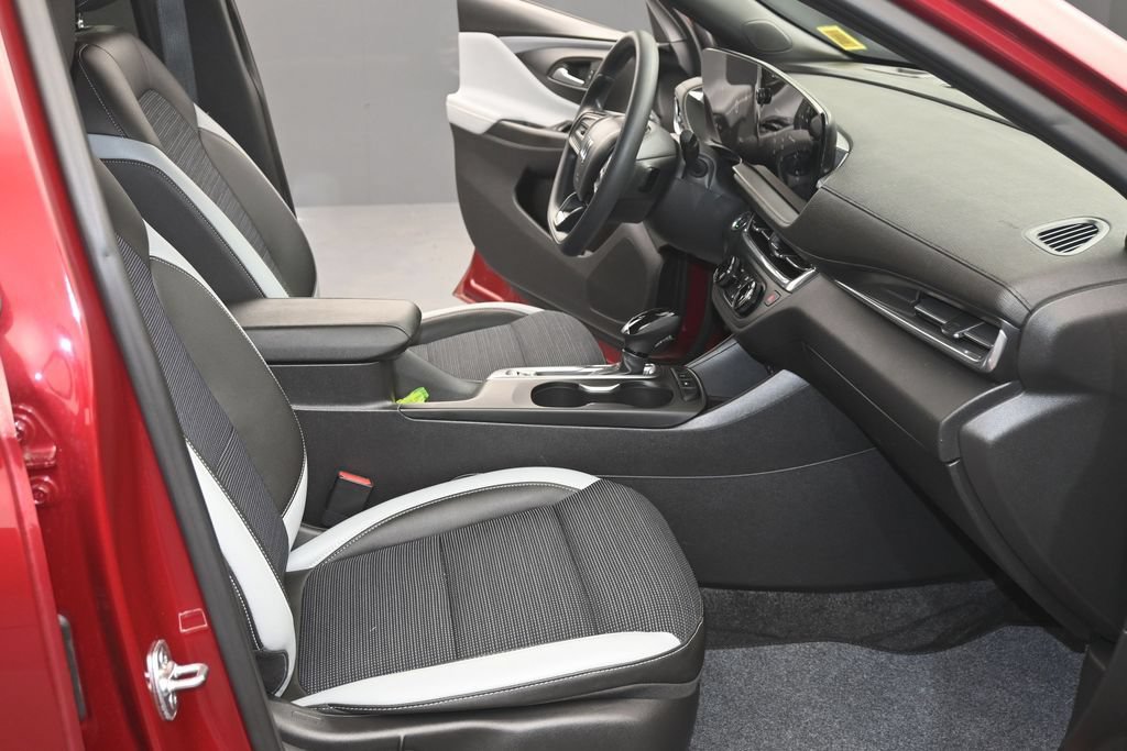 Certified 2024 Buick Envista Preferred w/ Advanced Safety Package FWD image 11