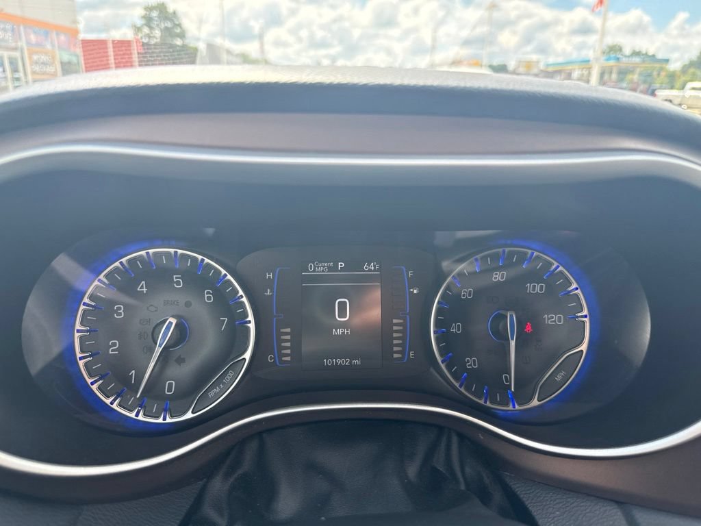 Used 2018 Chrysler Pacifica L FWD image 14