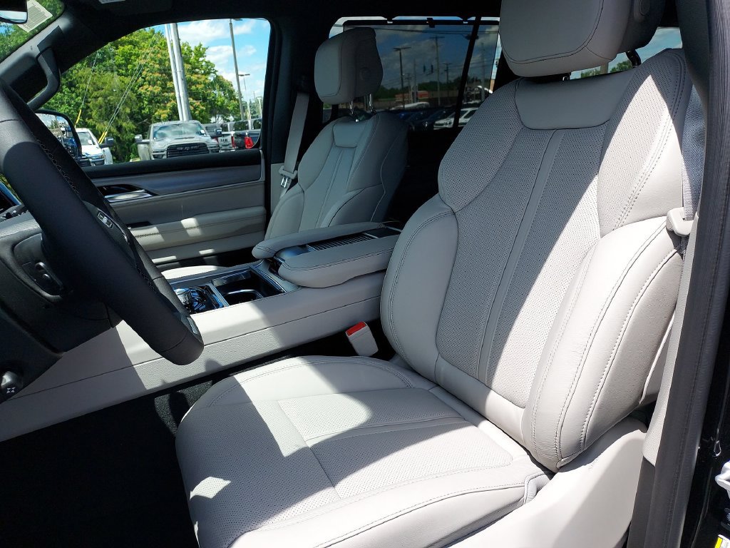 New 2026 Jeep Grand Wagoneer Limited AWD/4WD image 17