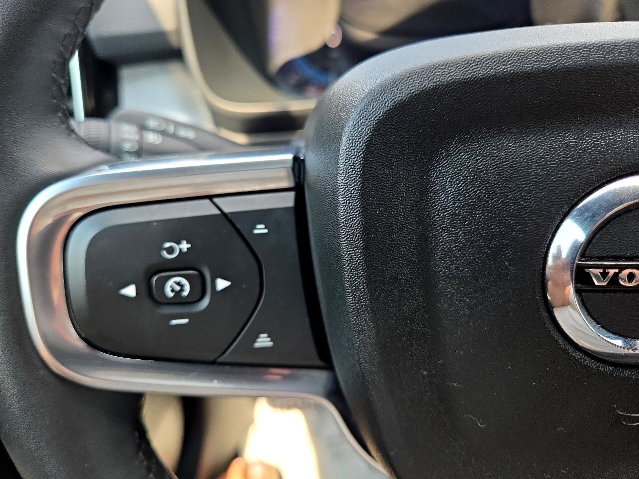 Used 2024 Volvo XC40 B5 Core image 16