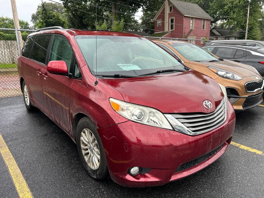 Used 2012 Toyota Sienna XLE w/ Entertainment Pkg FWD image 5