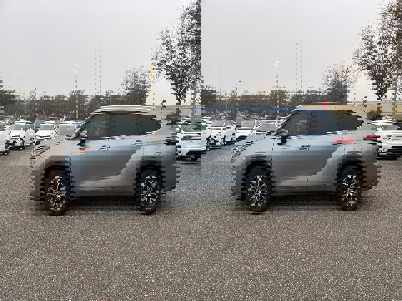 Used 2020 Toyota Highlander XLE image 2