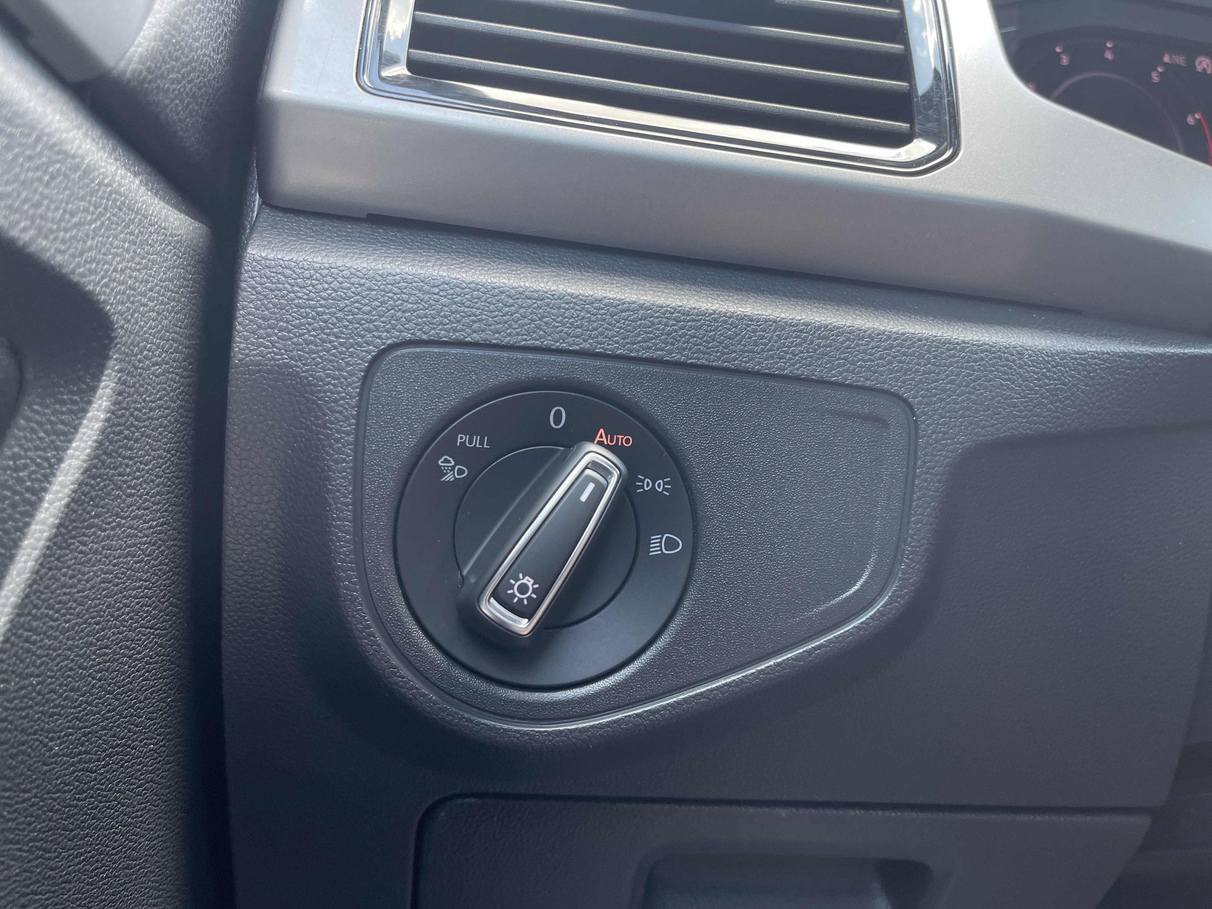 Used 2020 Volkswagen Atlas Cross Sport SEL image 21