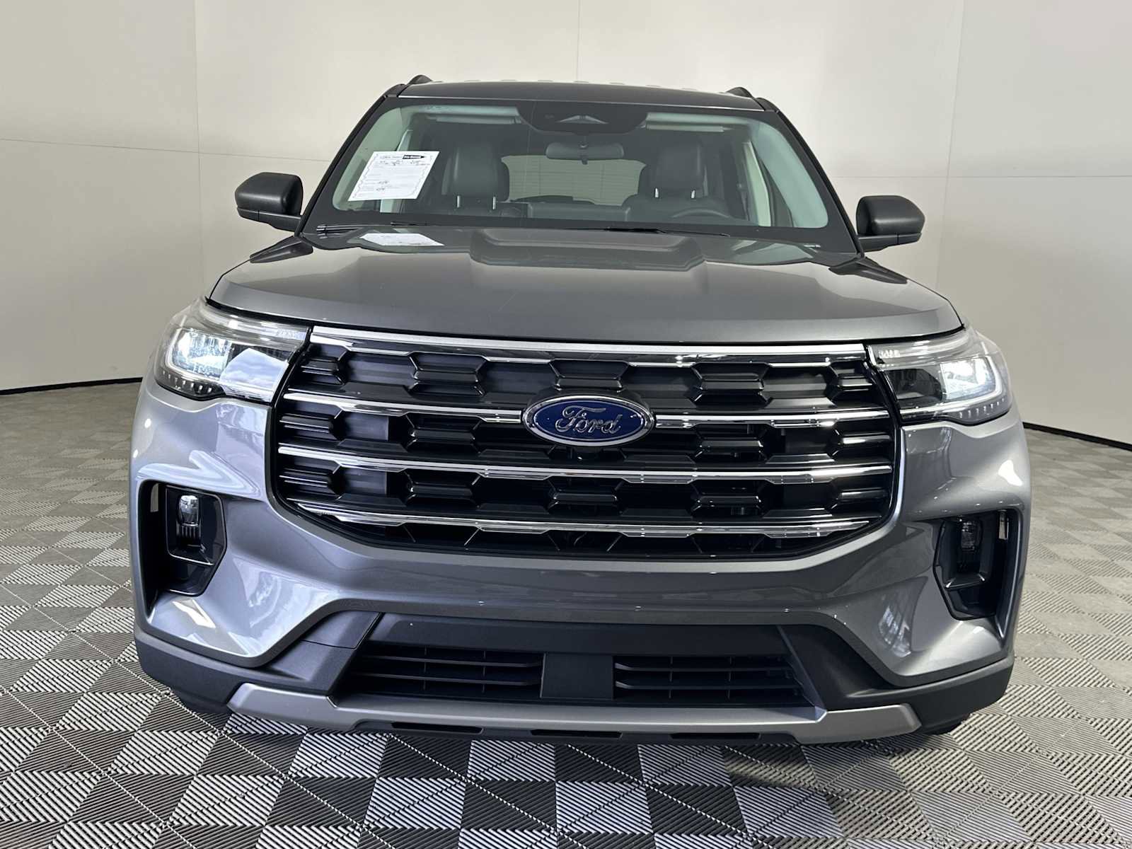 Used 2025 Ford Explorer Active w/ Active Comfort Package RWD image 3