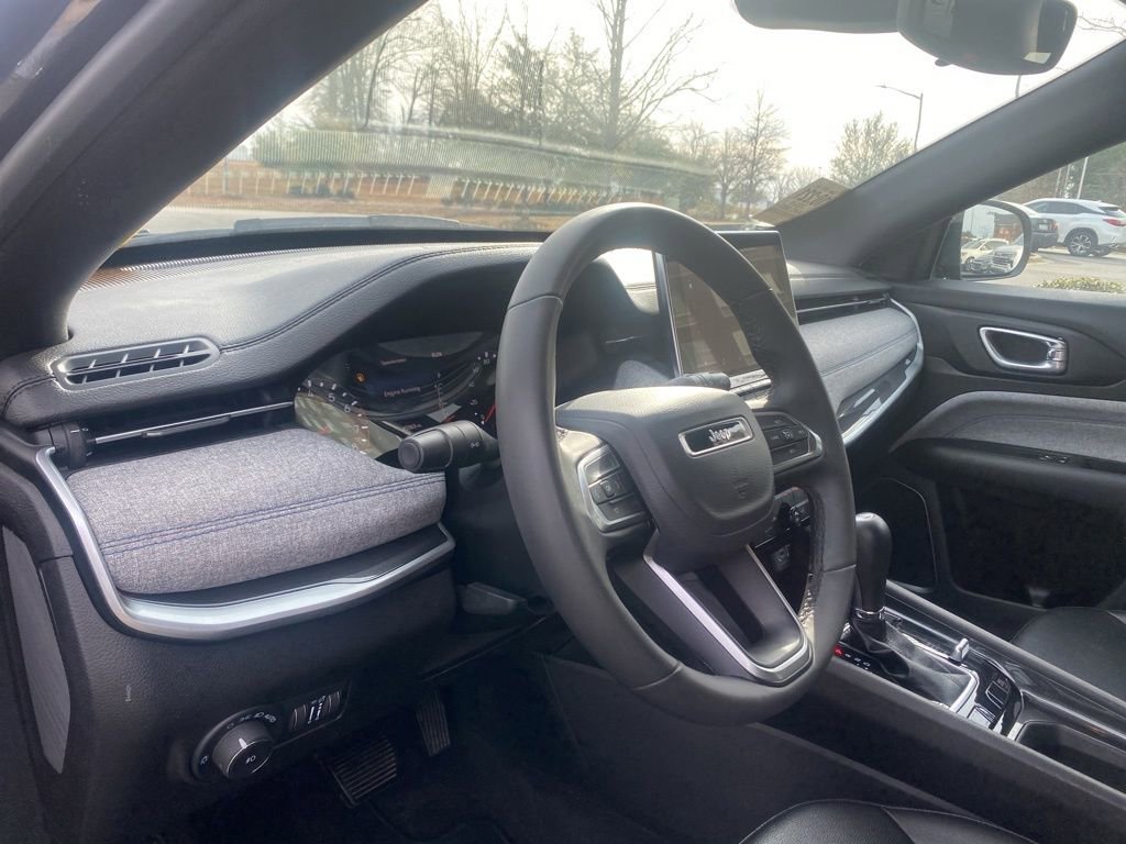 Used 2024 Jeep Compass Latitude image 13