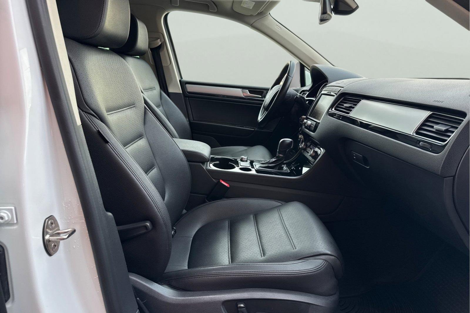 Used 2016 Volkswagen Touareg VR6 image 20