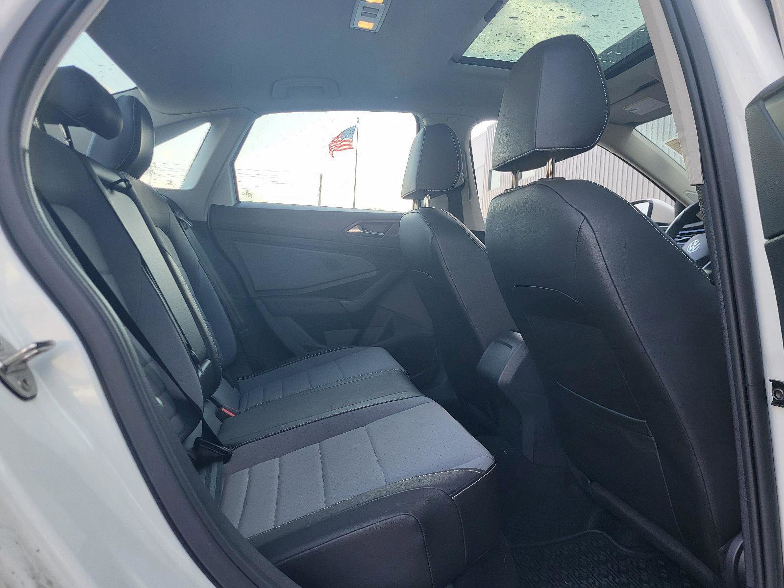 Used 2025 Volkswagen Jetta SE w/ Sunroof Package image 11