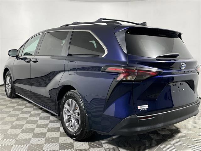 Certified 2023 Toyota Sienna LE image 5