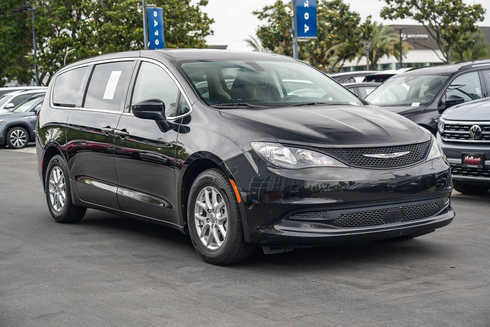 Used 2022 Chrysler Voyager LX FWD image 5
