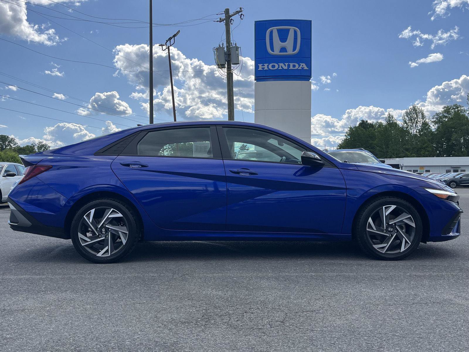 Used 2025 Hyundai Elantra Sport FWD image 4