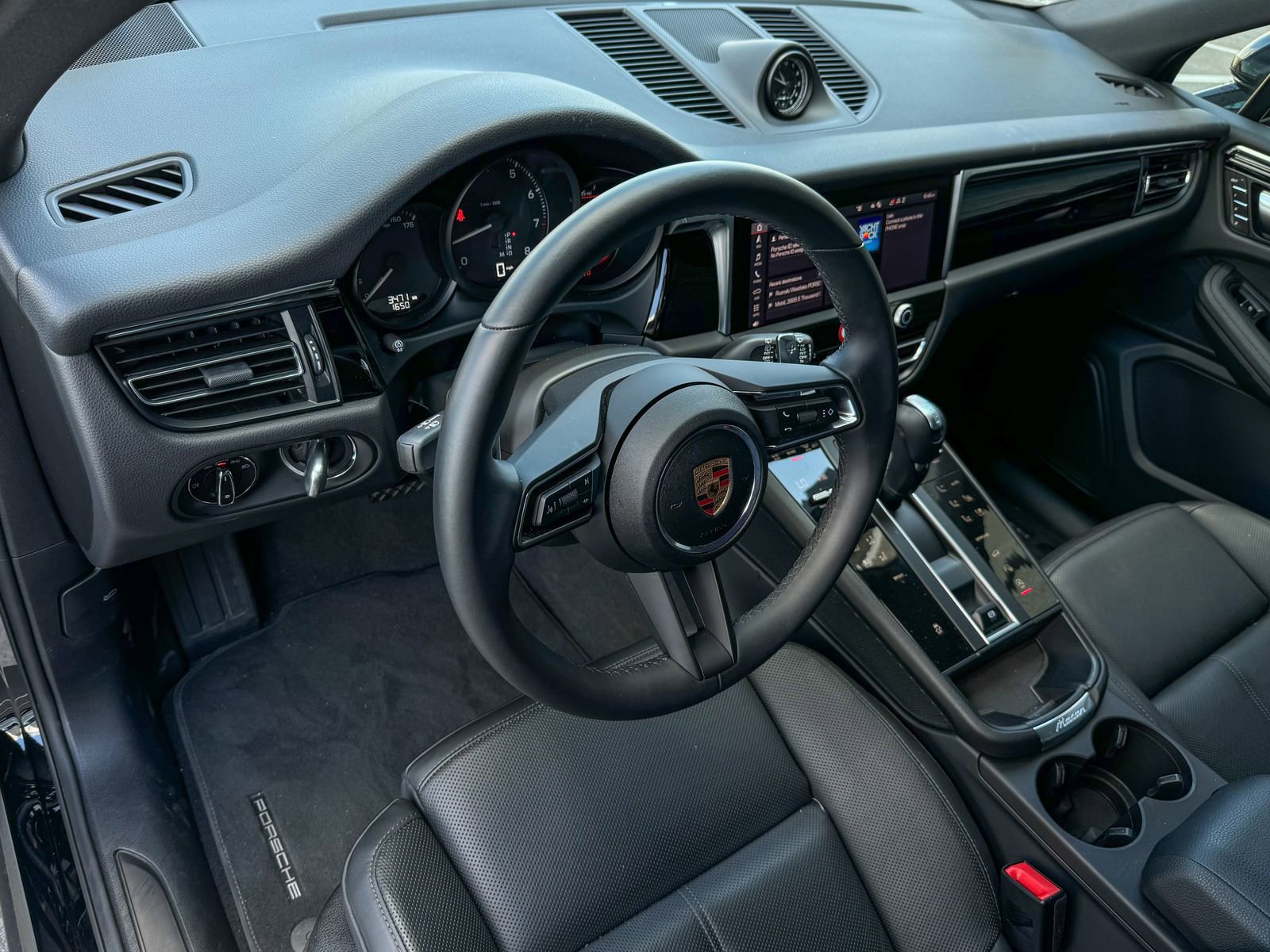 Certified 2025 Porsche Macan AWD/4WD image 4