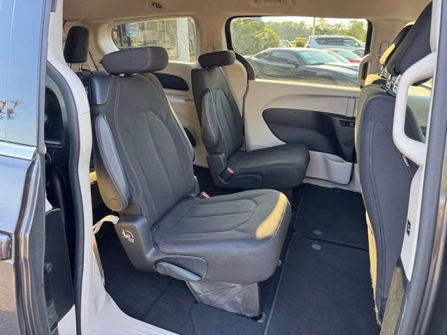 Used 2017 Chrysler Pacifica Touring FWD image 11