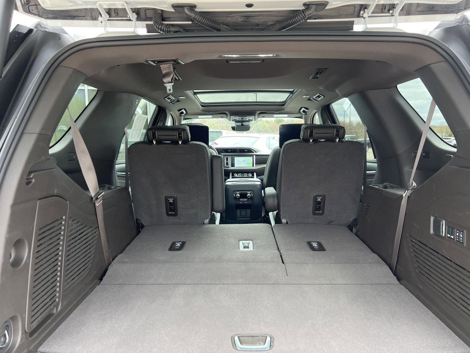 Used 2024 GMC Yukon Denali w/ Advanced Technology Package AWD/4WD image 18