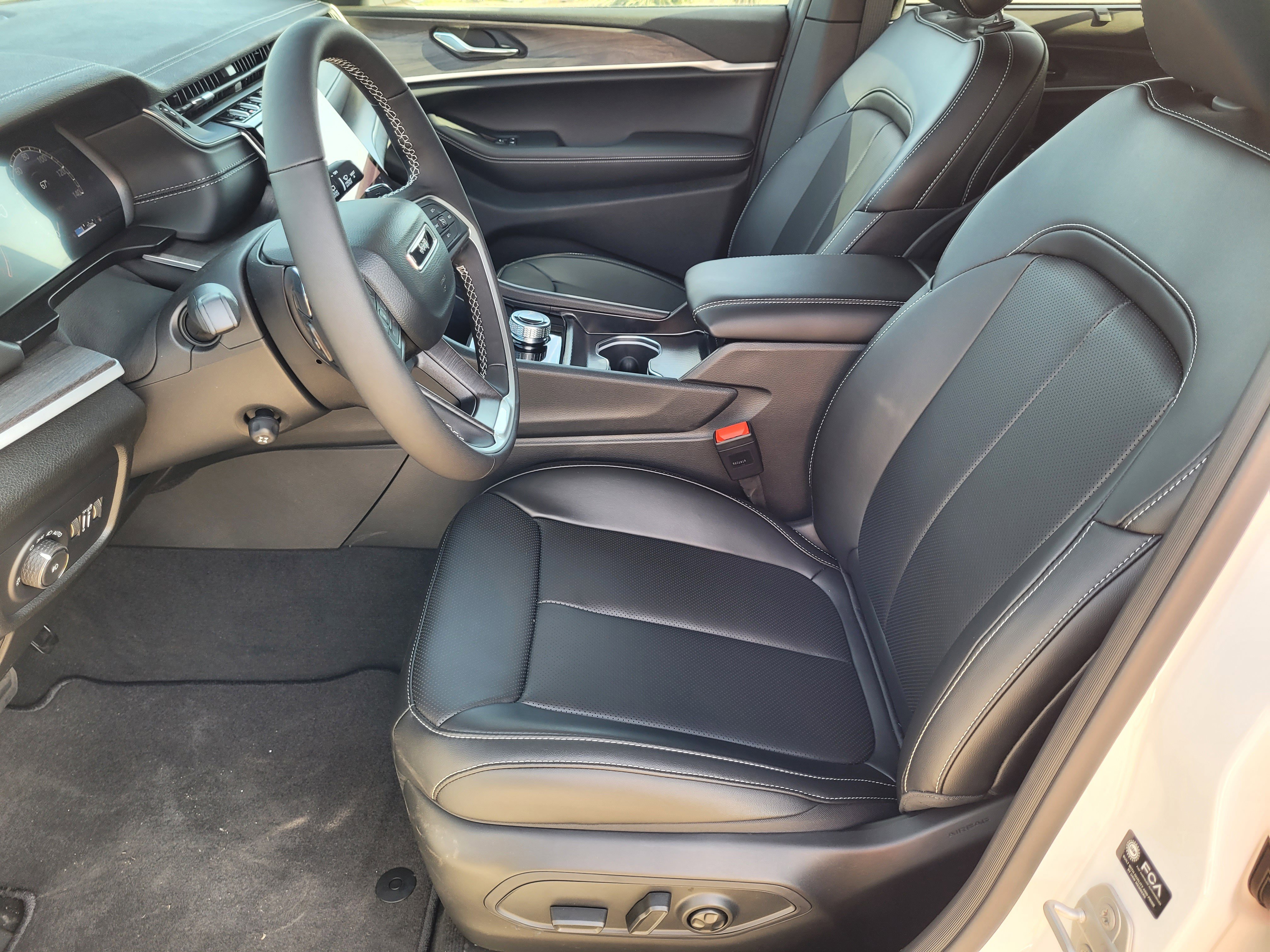 New 2025 Jeep Grand Cherokee Limited w/ Luxury Tech Group II RWD image 8