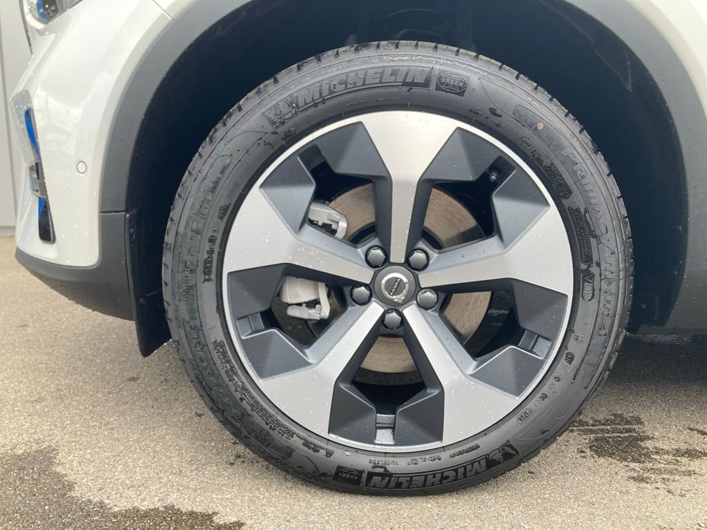 Certified 2026 Volvo XC40 B5 Plus w/ Protection Package Premier image 9