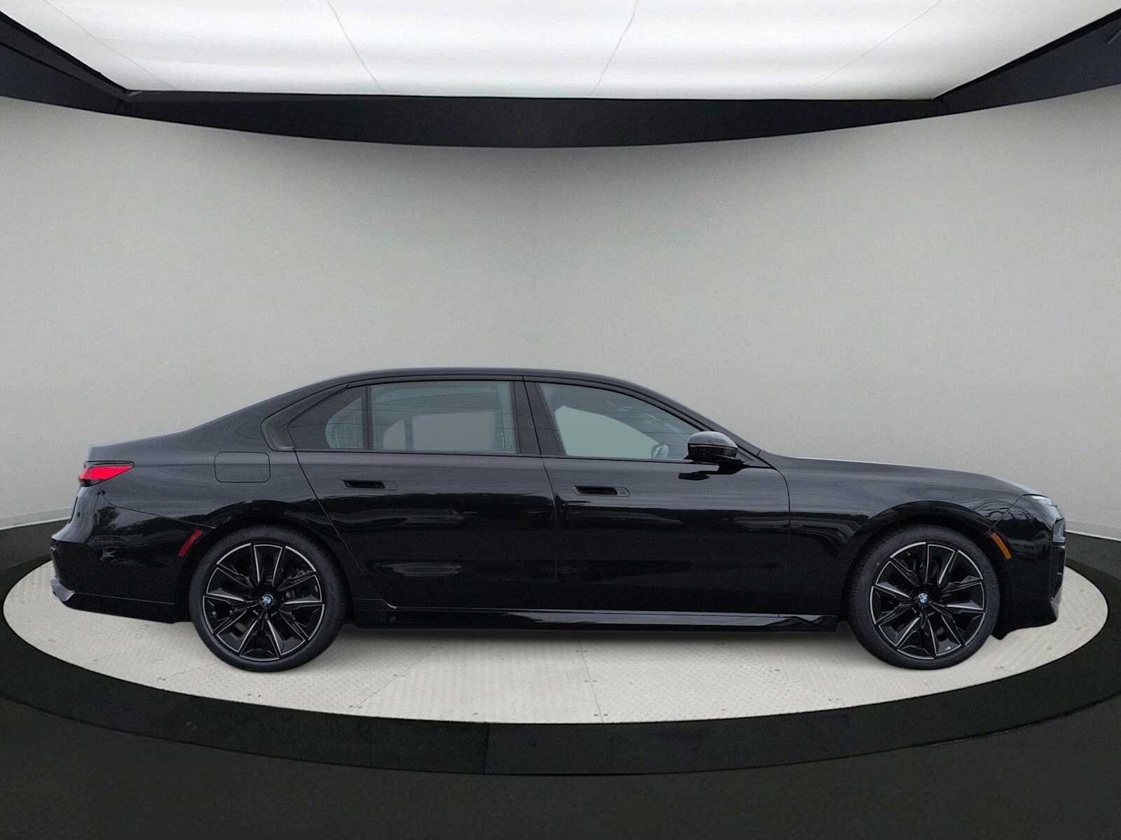 Used 2023 BMW 760i xDrive AWD/4WD image 9