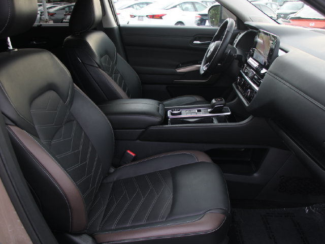 Certified 2025 Nissan Pathfinder Platinum AWD/4WD image 34