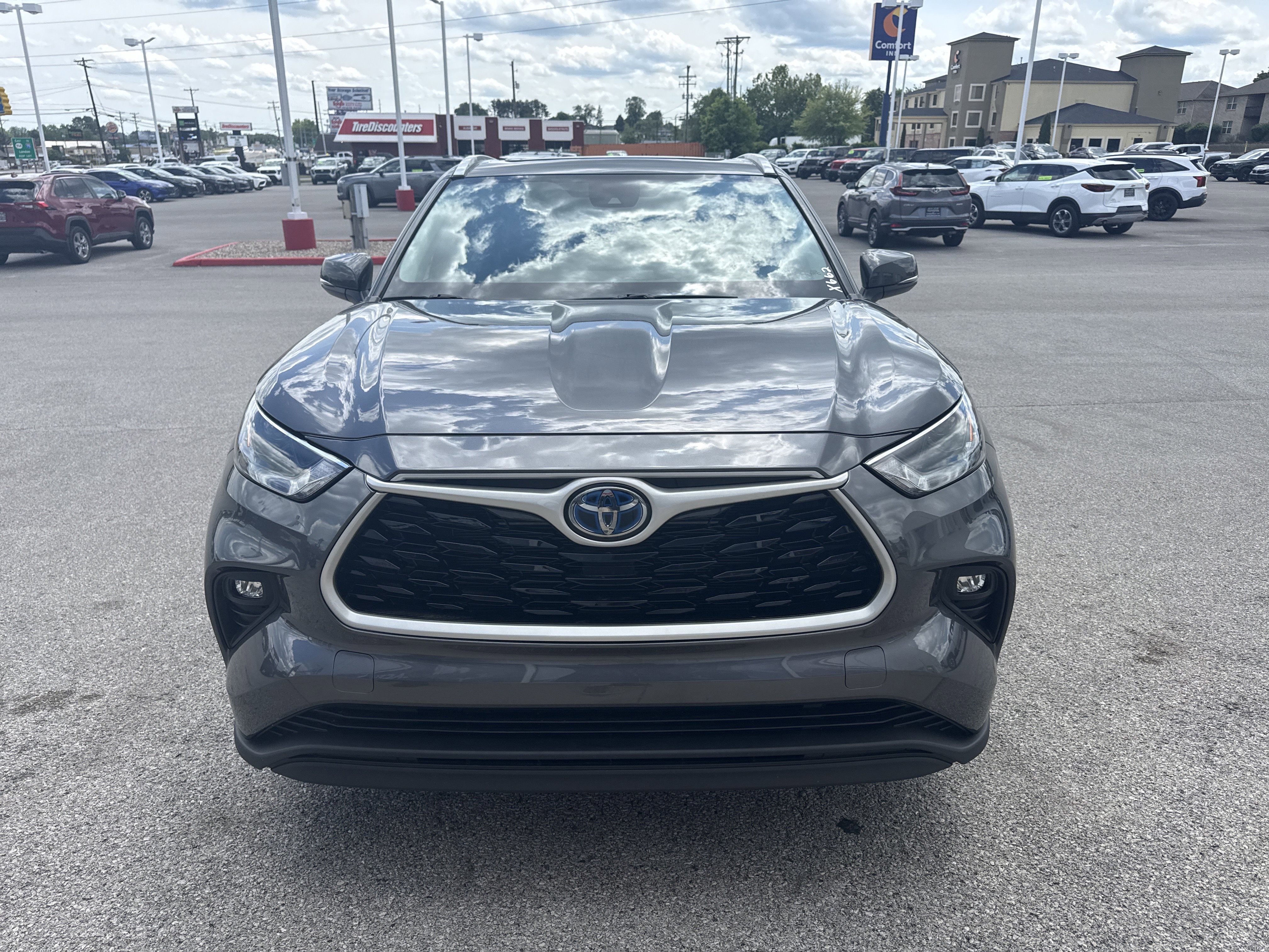 Used 2023 Toyota Highlander XLE AWD/4WD image 2