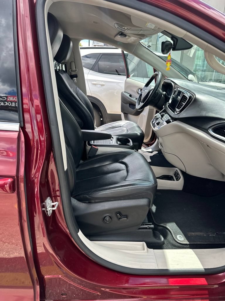 Used 2017 Chrysler Pacifica Touring-L Plus FWD image 19