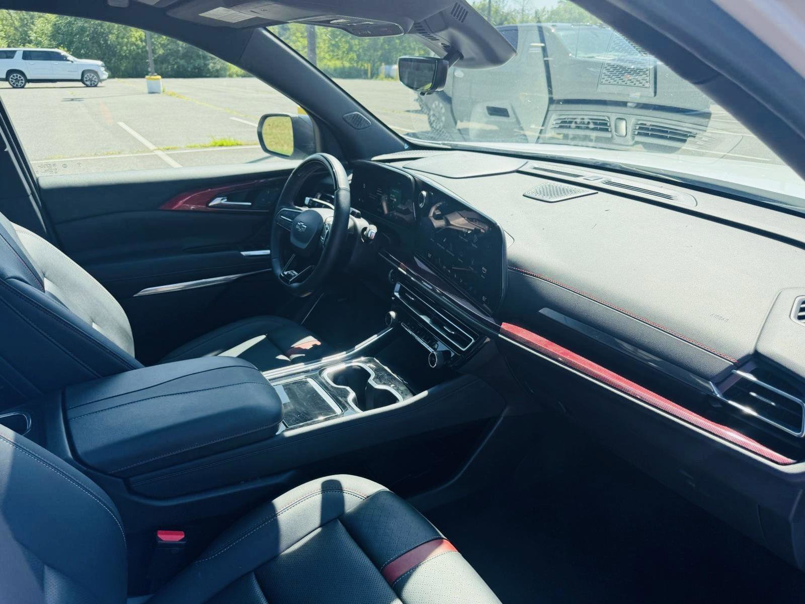 Used 2024 Chevrolet Traverse RS image 31