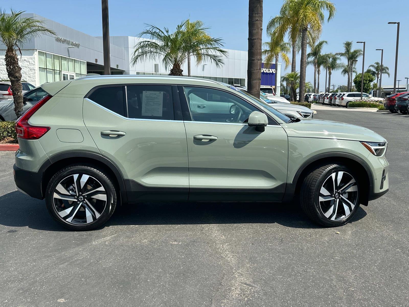Certified 2024 Volvo XC40 B5 Ultimate w/ Climate Package image 3