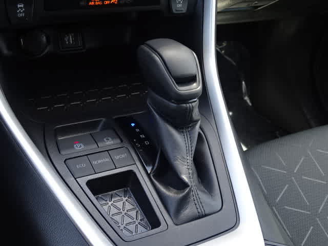 Used 2024 Toyota RAV4 XLE FWD image 35