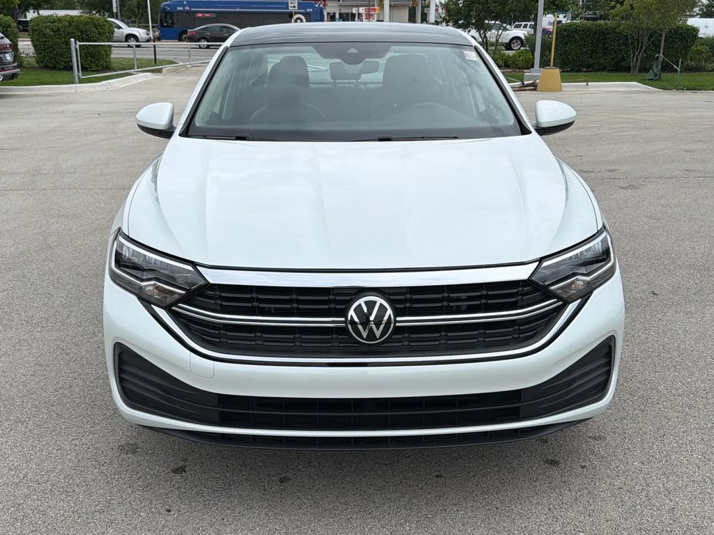 Certified 2023 Volkswagen Jetta SE w/ Panoramic Sunroof Package FWD image 2