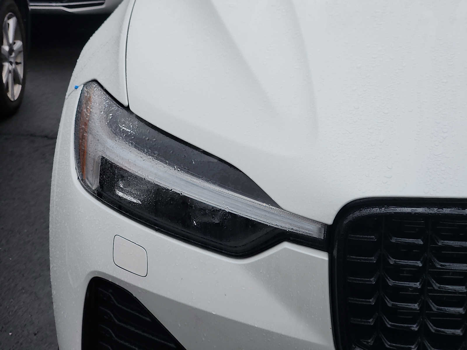 Used 2024 Volvo XC60 B5 Core w/ Protection Package Premier image 3