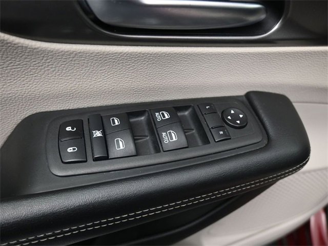 Used 2023 Chrysler Pacifica Touring-L image 13