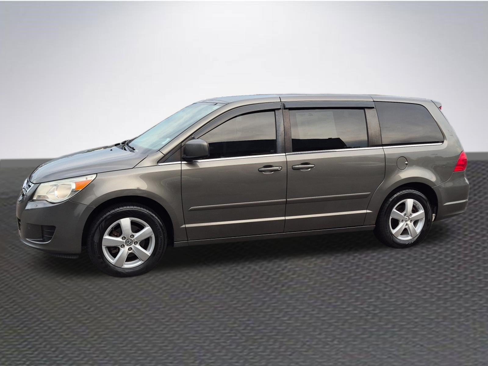 Used 2010 Volkswagen Routan SE FWD image 2
