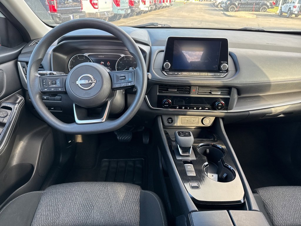 Used 2024 Nissan Rogue SV image 2