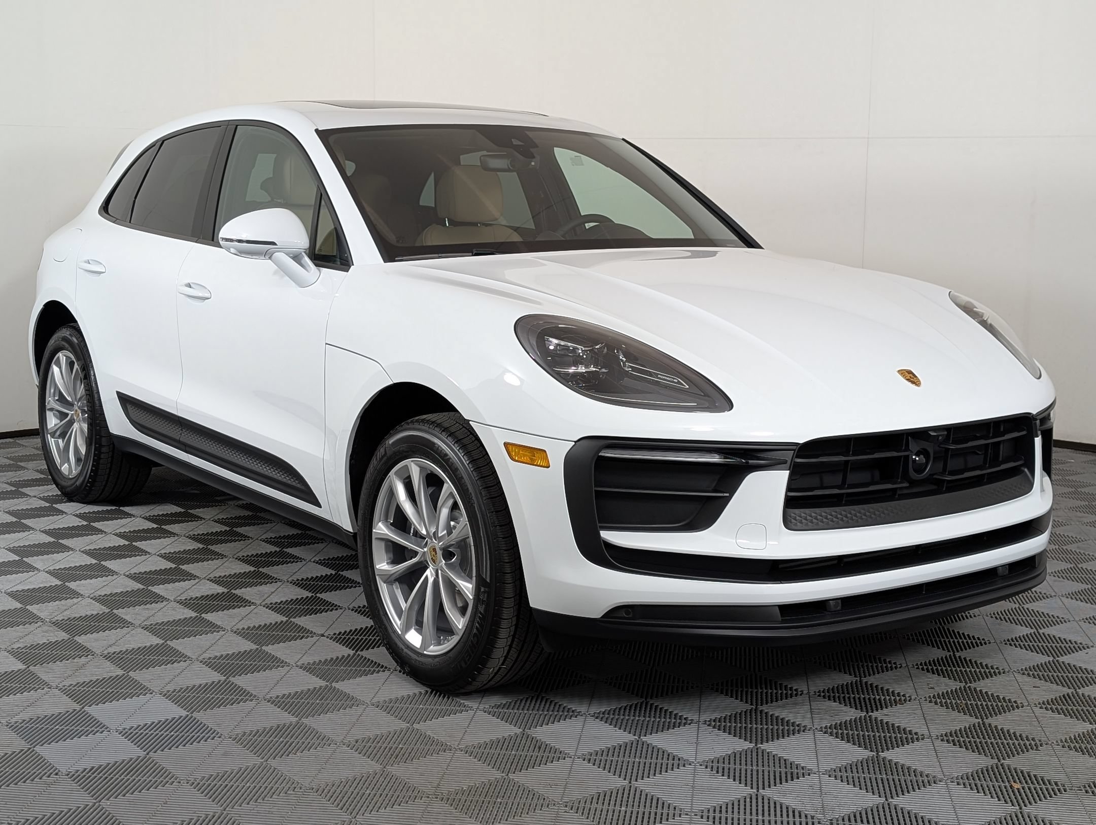 Certified 2026 Porsche Macan AWD/4WD image 8