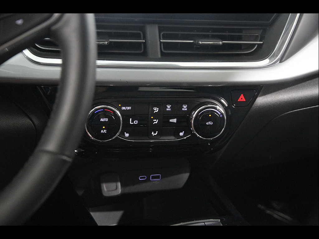 Used 2024 Chevrolet Trax LT w/ LT Convenience Package FWD image 14