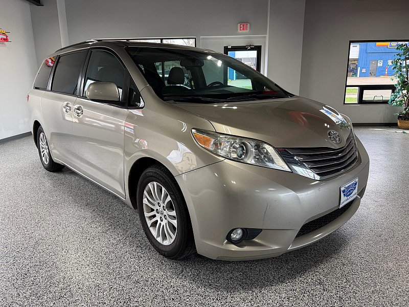Used 2016 Toyota Sienna XLE Premium FWD image 1