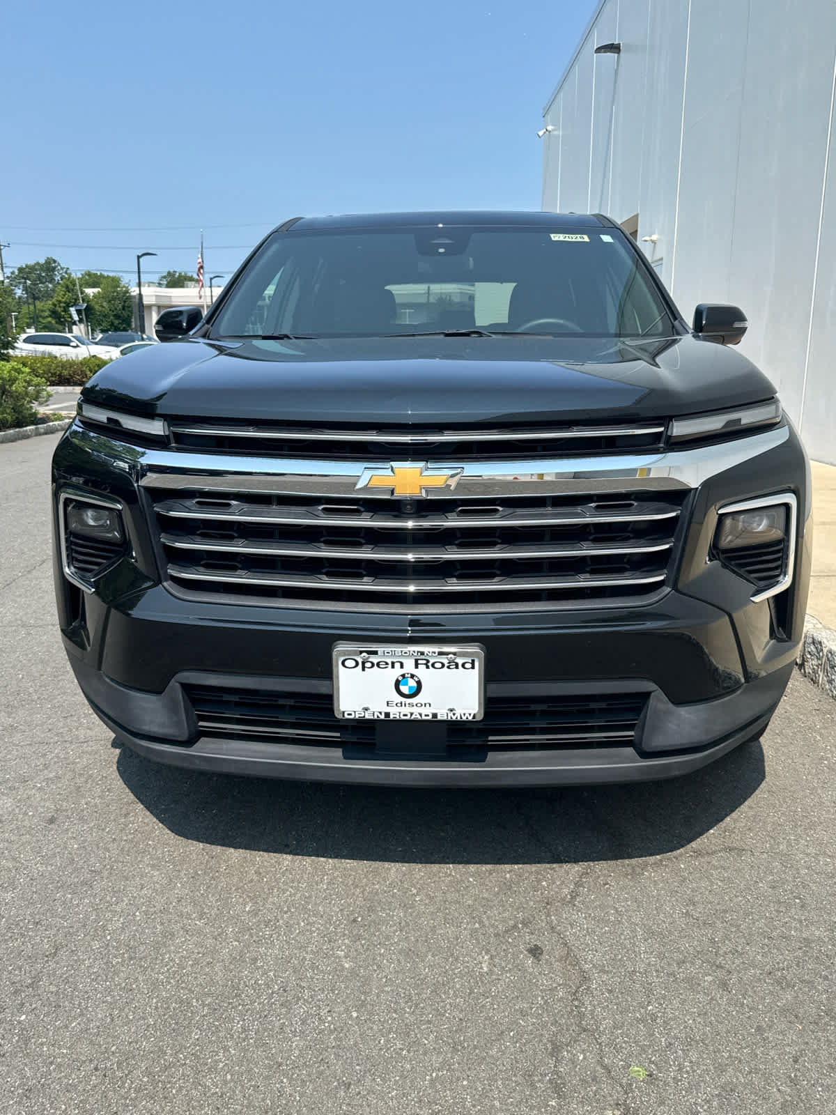 Used 2025 Chevrolet Traverse LT w/ Sun and Wheel Package FWD image 2