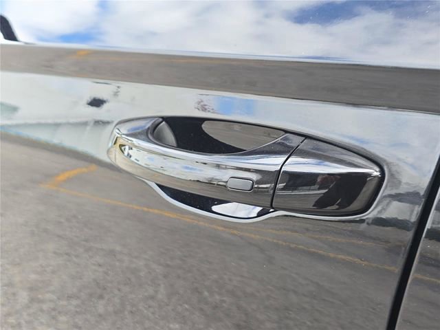 Used 2025 Volkswagen Taos SE image 9