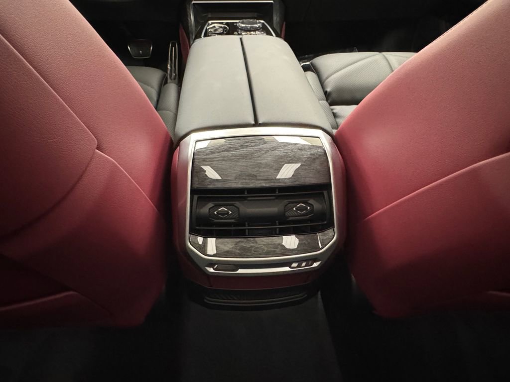 Used 2025 BMW 740i xDrive image 28