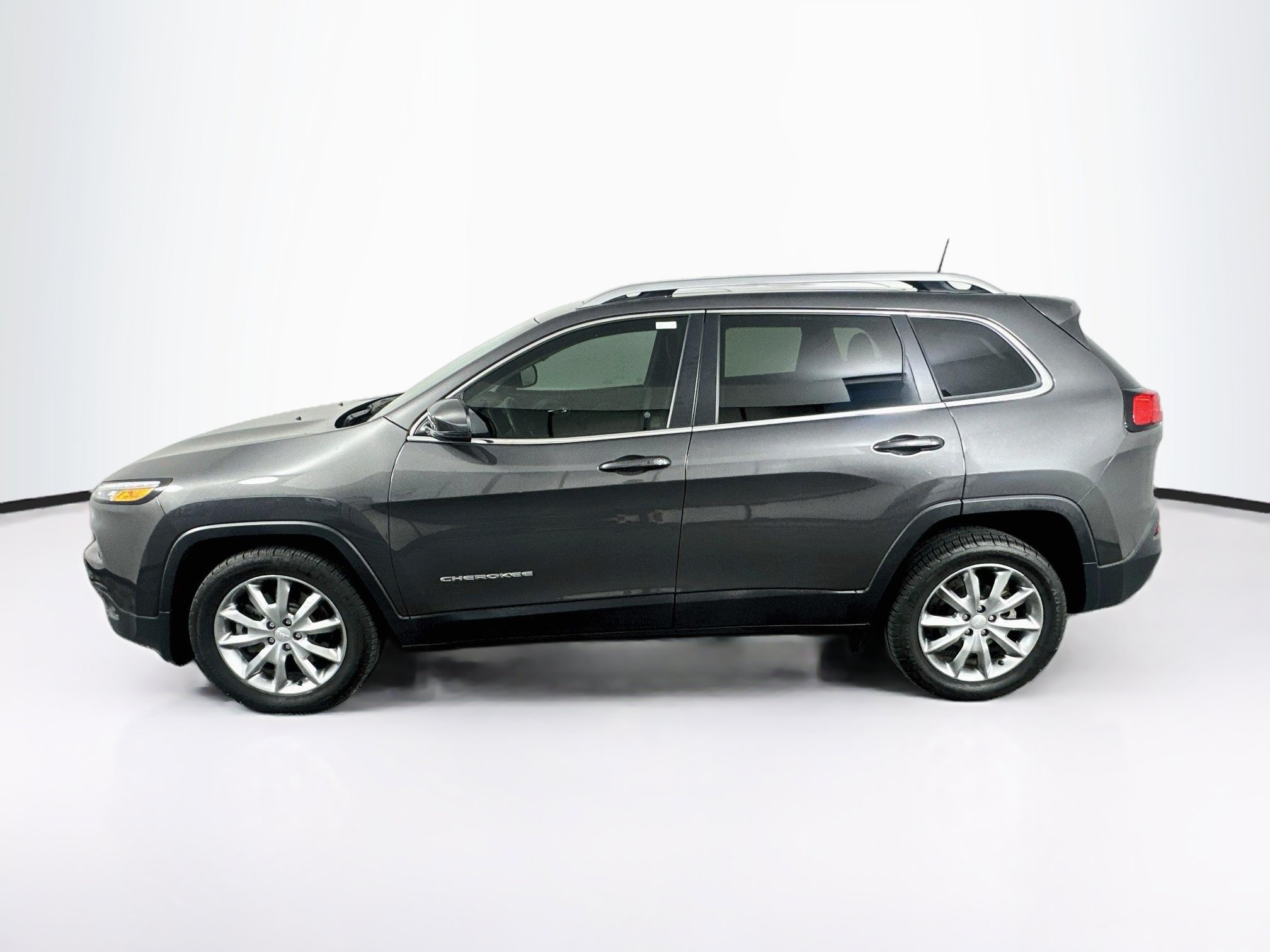 Used 2018 Jeep Cherokee Limited w/ Luxury Group FWD image 4