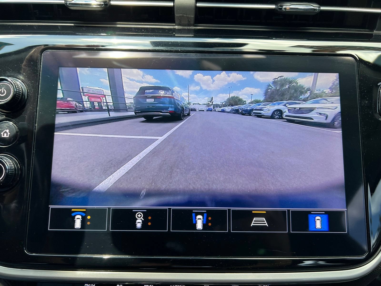 Used 2022 Chevrolet Bolt EUV Premier w/ Super Cruise Package FWD image 37