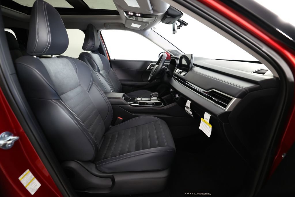 Used 2025 Mitsubishi Outlander SE image 10