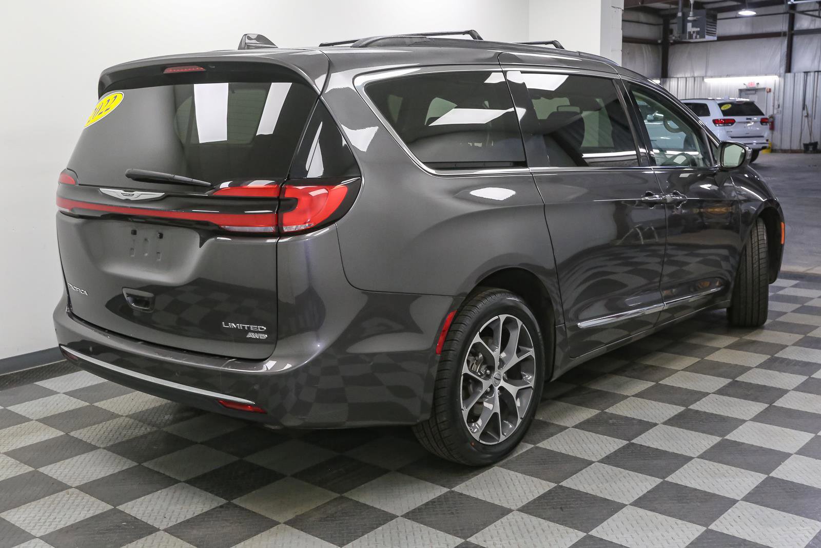 Used 2022 Chrysler Pacifica Limited w/ Uconnect Theater Family Group AWD/4WD image 7