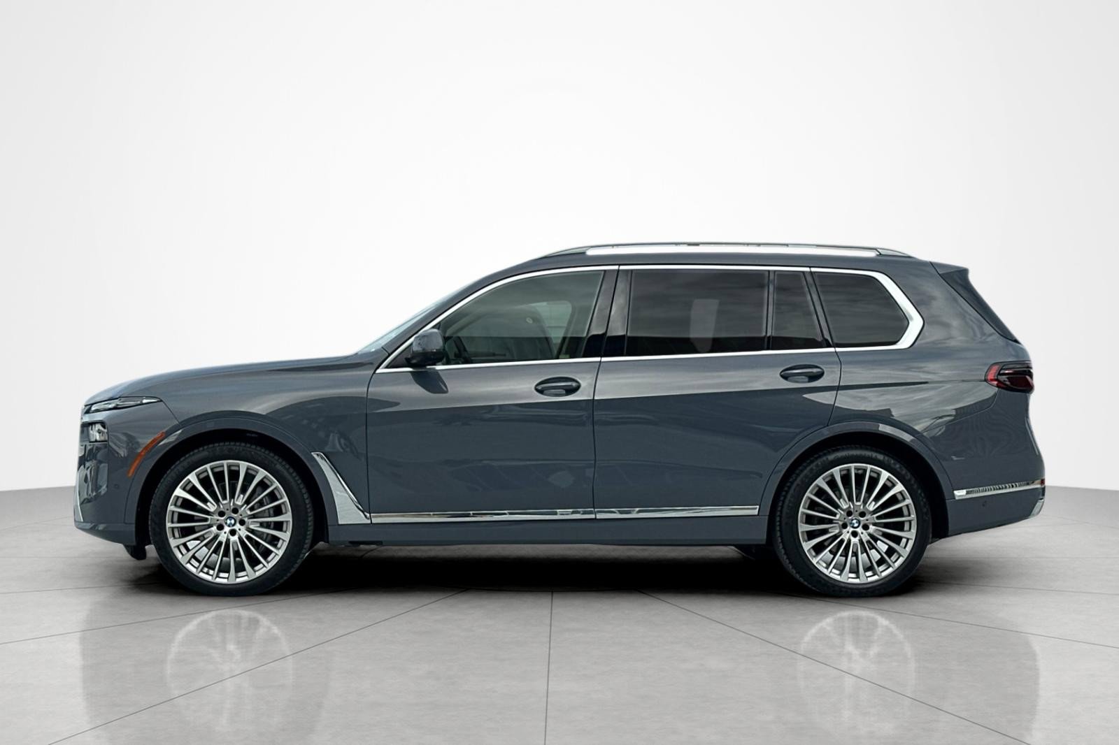 Used 2024 BMW X7 xDrive40i w/ Premium Package AWD/4WD image 2