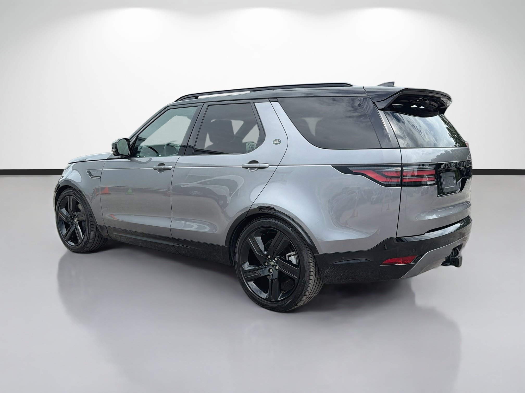 Certified 2025 Land Rover Discovery Dynamic SE AWD/4WD image 3