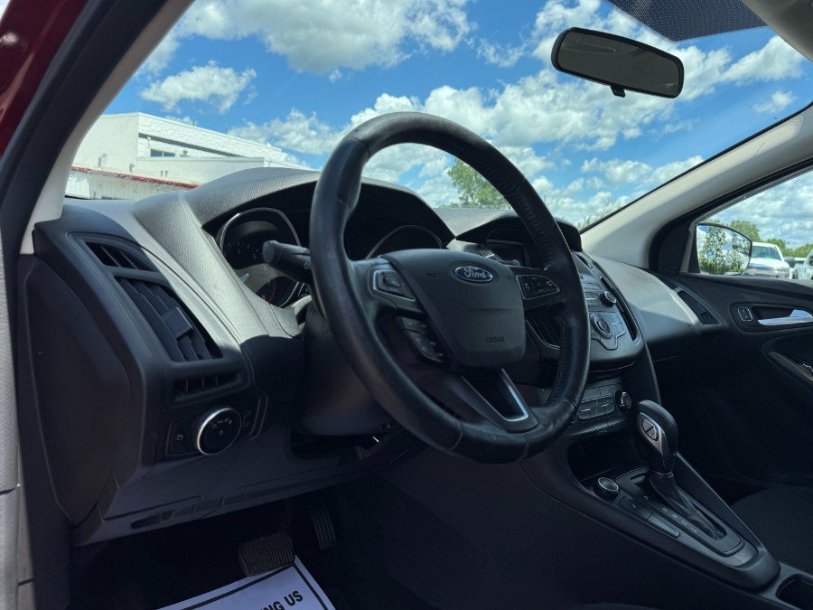 Used 2017 Ford Focus SE w/ Cold Weather Package FWD image 14