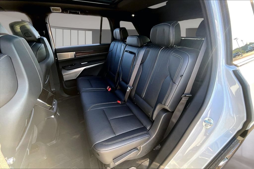 New 2027 Cadillac Vistiq Sport w/ LPO, Floor Liner Package AWD/4WD image 10