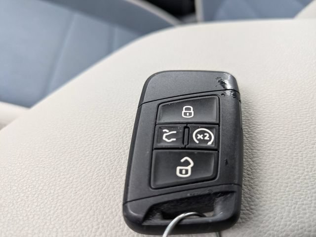 Certified 2025 Volkswagen Jetta SE FWD image 32