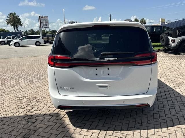 Used 2022 Chrysler Pacifica Pinnacle FWD image 8