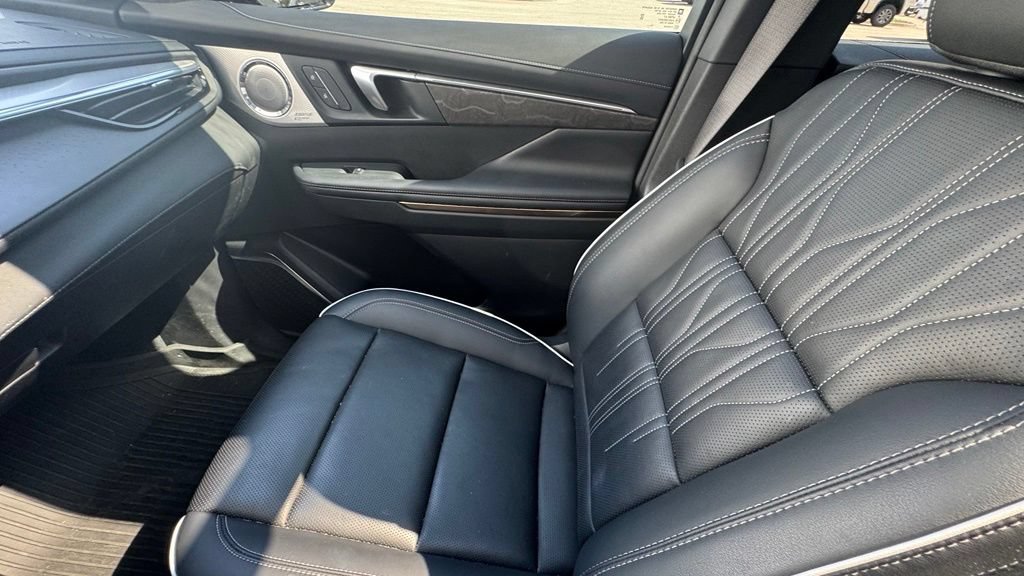 Used 2025 Buick Enclave Avenir w/ LPO, Floor Liner Package FWD image 28